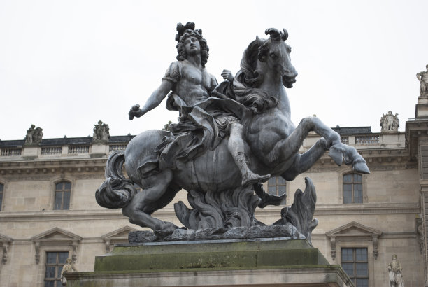 路易十四-骑马雕像在卢浮宫庭院，巴黎，法国图片下载