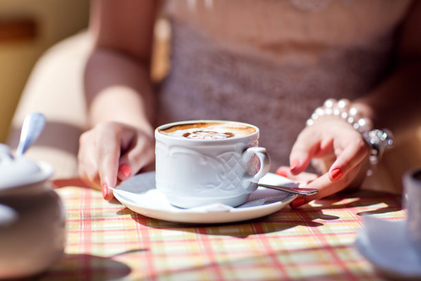 新娘手中的咖啡图片下载