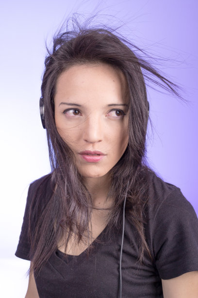 看起来很担心的女人图片下载