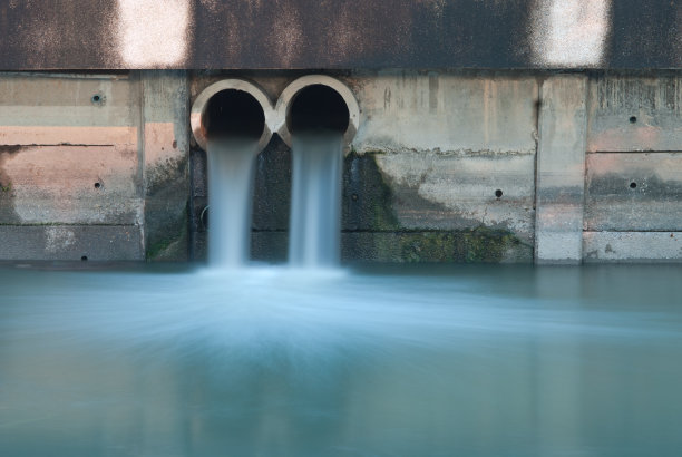 污染流进河流图片下载