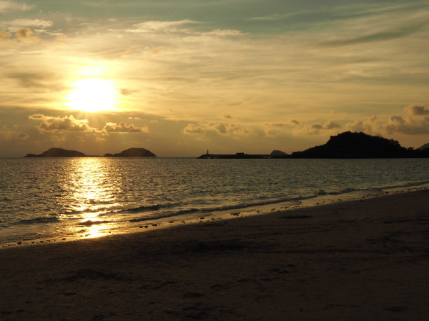 晚上在海滩上等待看日落图片下载