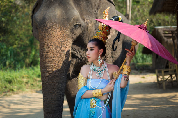 穿着传统服装的泰国女人图片下载