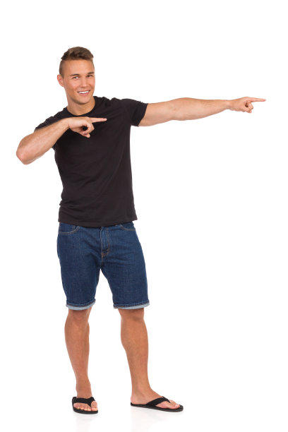 英俊随意的男人微笑和指向图片下载
