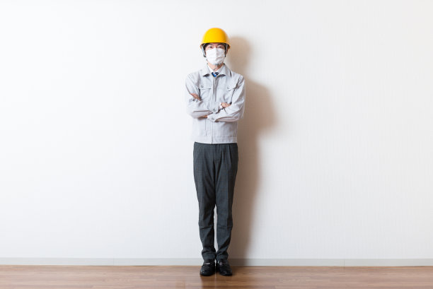 穿着工作服，背景是白色的男人站在那里图片下载