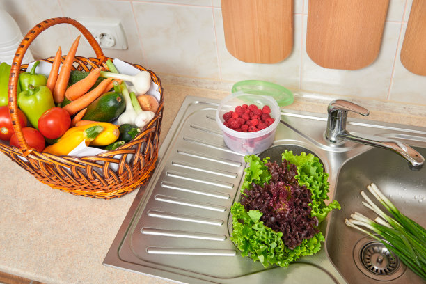蔬菜和新鲜的绿色蔬菜篮在厨房内部，健康的食品概念，俯视图图片下载