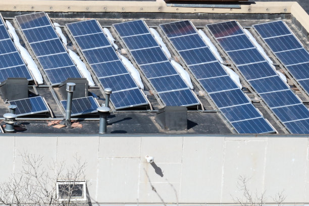 仓库屋顶太阳能电池板网格图片下载