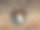 一幢带有窗户的废弃建筑的旧砖墙图片下载
