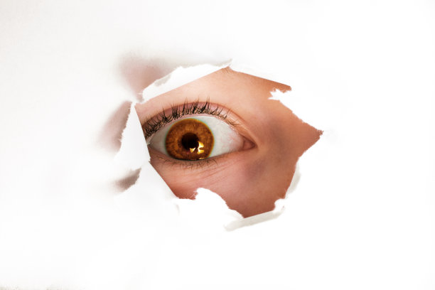 侦探游戏的眼睛从纸洞里看。好奇好管闲事的孩子图片下载