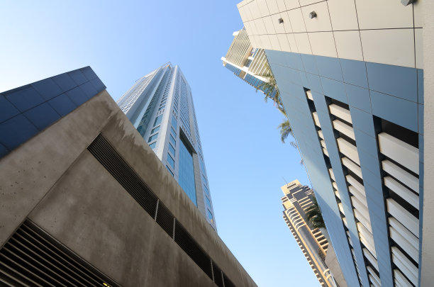 从下往上看迪拜的摩天大楼图片下载