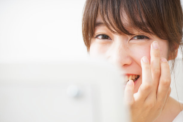 年轻女性皮肤护理图片下载