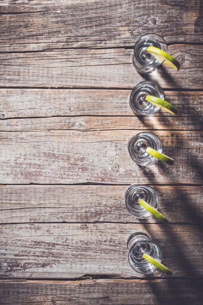 古老的木制背景上放着几杯伏特加图片下载