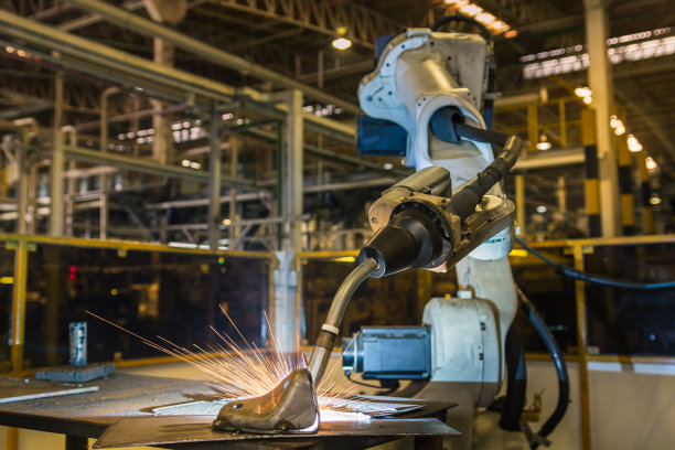 机器人正在工厂焊接装配汽车零件图片下载