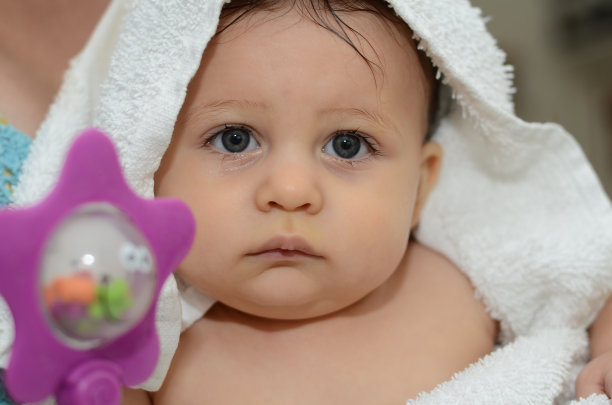 1岁男孩被毛巾包裹图片下载