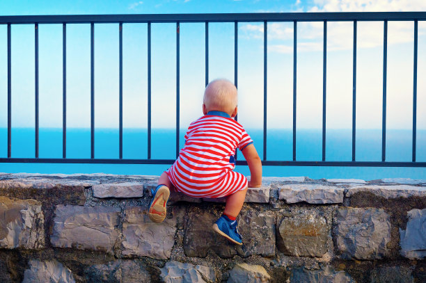 男孩看着大海。图片下载