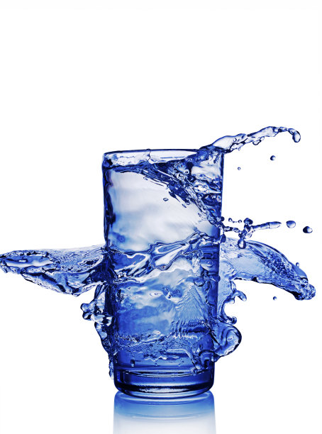倒入一杯蓝色的水图片下载