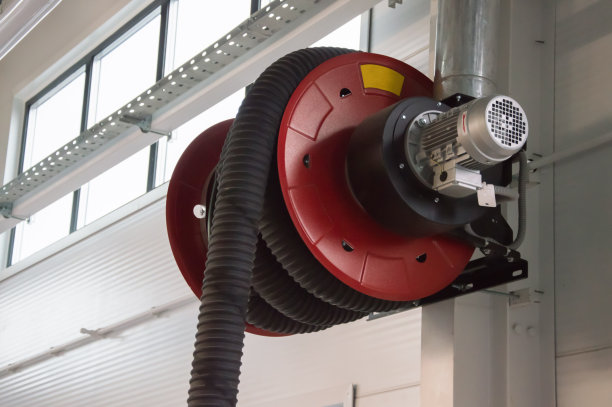 汽车服务站的汽车尾气排气装置的特写照片图片下载