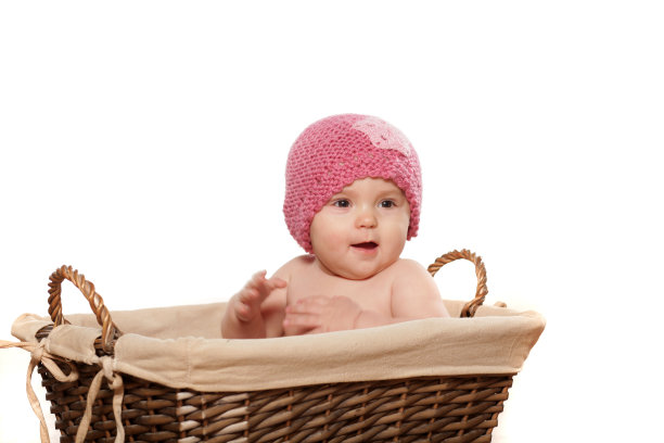 快乐的小女孩坐在柳条篮子里图片下载