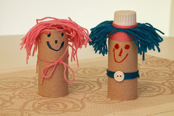 5岁小女孩用在爷爷奶奶家找到的简单材料制作的微笑塑像素材图片