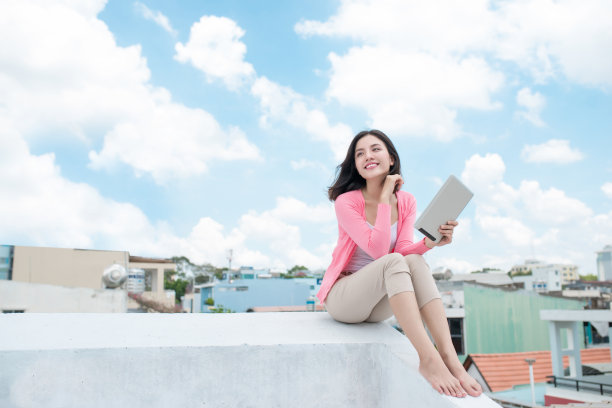 自由的概念。享受。亚洲年轻女子在蓝天下放松图片下载