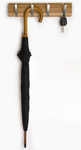 隔离伞和车钥匙挂在挂钩架上图片下载