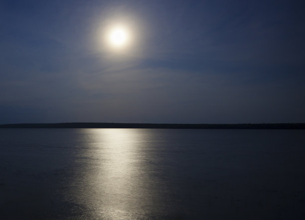 多雷湖的月出图片下载