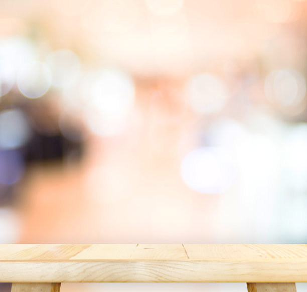 空木桌和模糊的咖啡馆灯光背景。产品disp图片下载