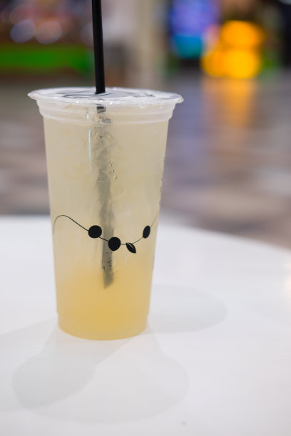 餐厅餐桌上的外带杯冰茶图片下载