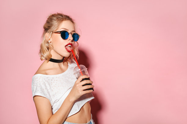 漂亮时髦的女孩和可乐图片下载