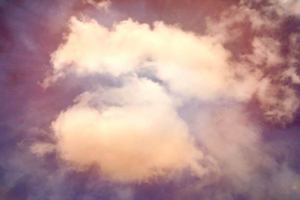 温暖的天空在冬天的夜晚寒冷之前图片下载