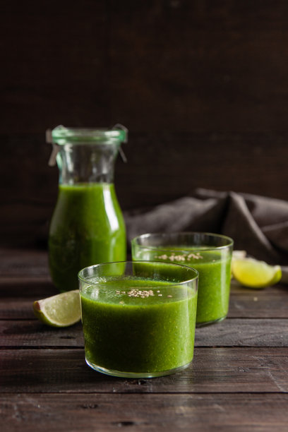 两杯绿色排毒奶昔图片下载