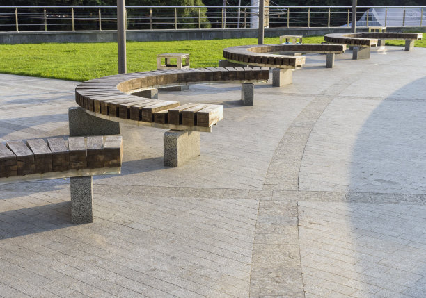 人行道上的长椅图片下载