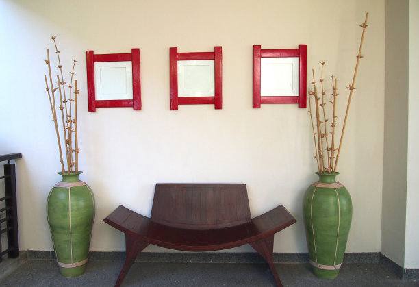 阁楼墙上的红色空画框图片下载