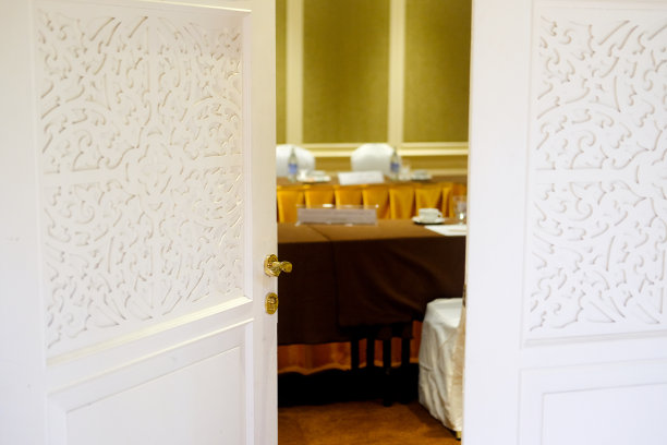 打开白色的门去办公室开会图片下载