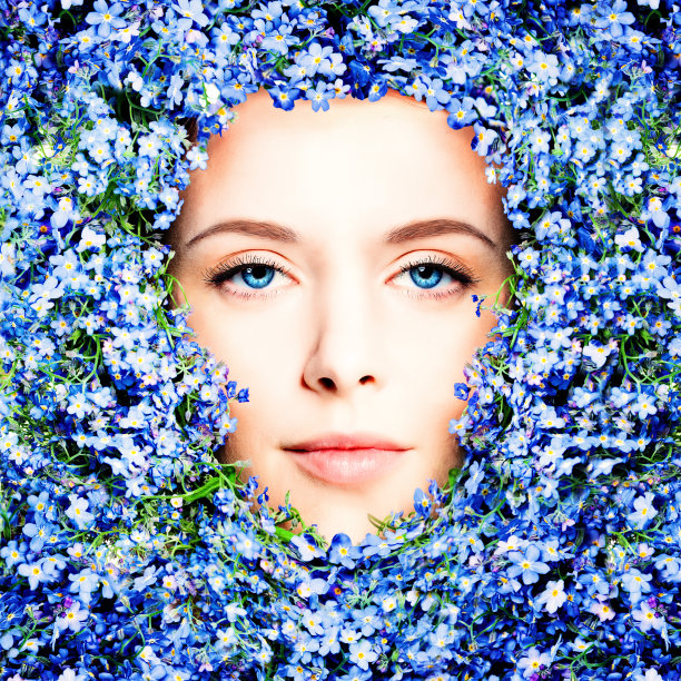美丽的模特在花。女性脸部特写，绽放的美丽图片下载