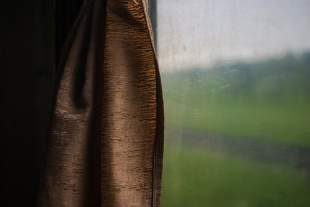 在客车上透过旧窗户看到的绿油油的雨地图片下载