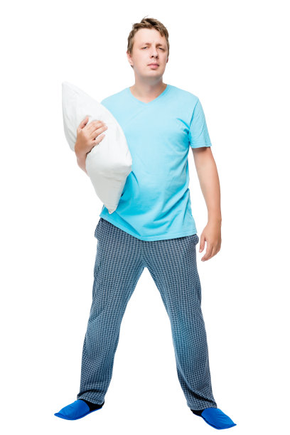 全身男人在白色背景上的枕头睡衣图片下载