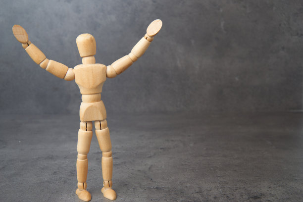 欢迎或快乐的木制人体模型，木偶，与copyspace图片下载
