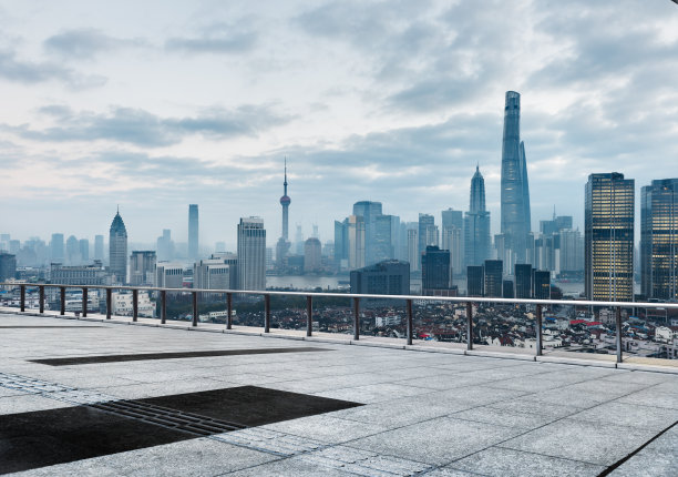 以上海天际线为背景的空砖平台。图片下载