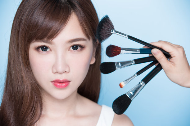 女人拿化妆刷素材图片