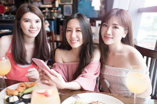 女人在餐厅用餐图片下载