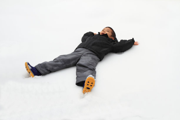 男孩躺在雪地上图片下载