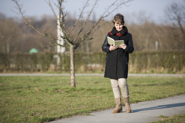 女人边走边读图片下载