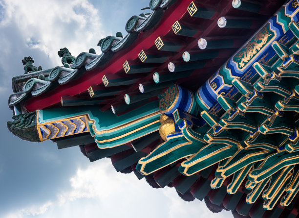 蓝天背景下历史建筑的屋顶细节图片下载