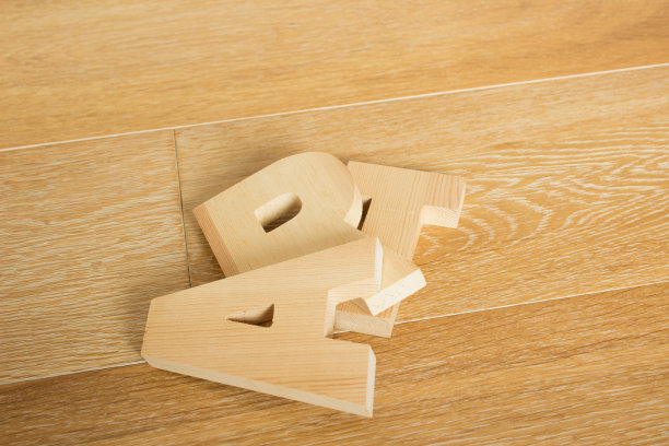 镶木地板上的艺术字母图片下载