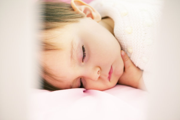 小女孩睡觉图片下载