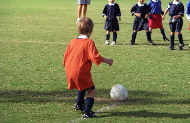 非常年轻的足球运动员图片下载