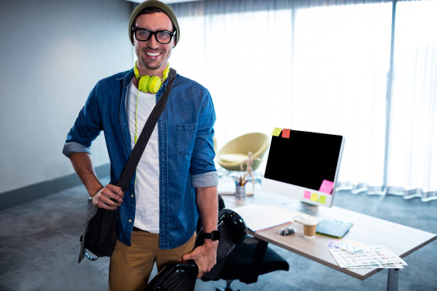 微笑休闲商人站图片下载