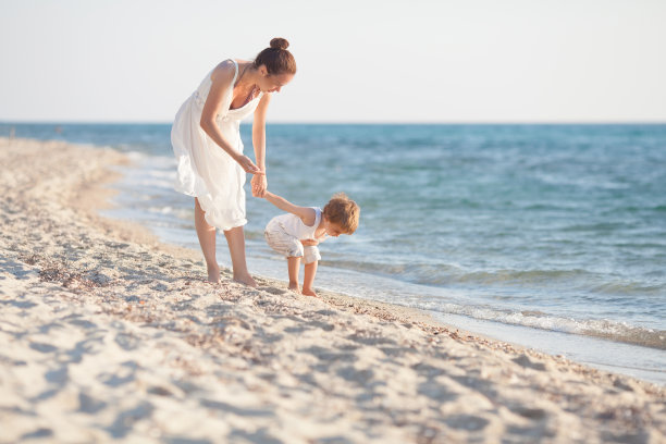 母亲和儿子在海滩上图片下载