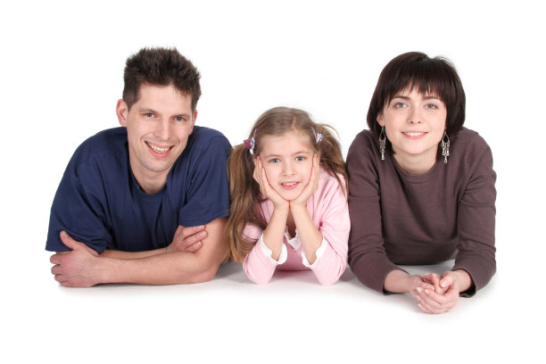 年轻的父母和女儿躺在一起。图片下载