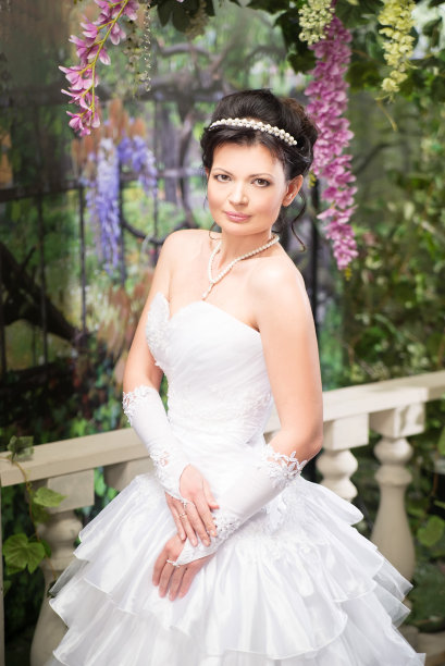 夏天，花园里的新娘穿着白色礼服。浅黑肤色的女人图片下载